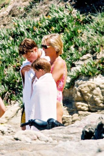 Lady Diana avec les princes William et Harry à Saint-Tropez le 16 juillet 1997