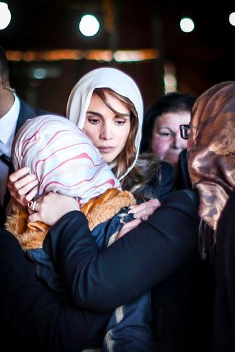 La reine Rania avec la mère du pilote brûlé vif par Daech, à Amman en 2015