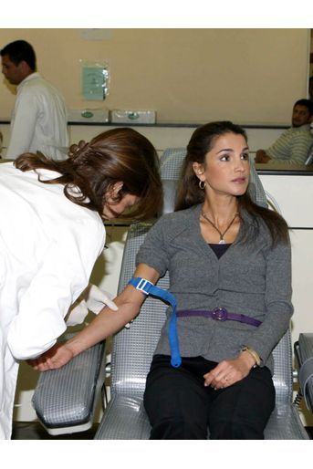 La reine Rania donne du sang pour les habitants de Gaza en 2008
