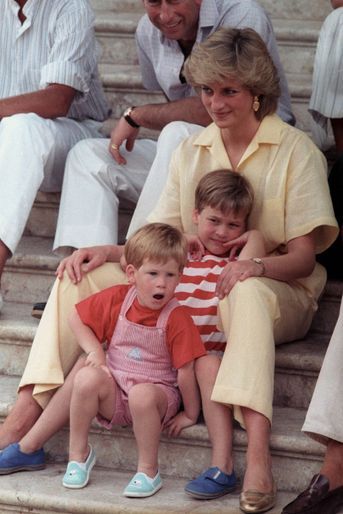 Lady Diana avec ses fils les princes William et Harry le 9 août 1988