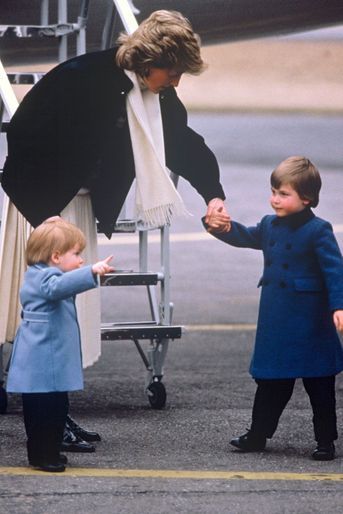 Lady Diana avec ses fils les princes William et Harry le 17 mars 1986