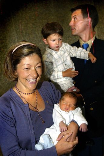 Le prince Nikolai de Danemark avec ses parents et son frère Felix, le 26 juillet 2002