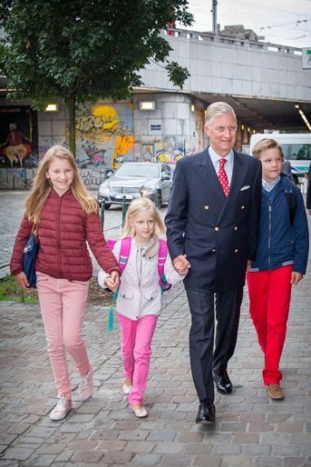 Le roi Philippe de Belgique avec Elisabeth, Eleonore et Gabriel à Bruxelles, le 1er septembre 2015