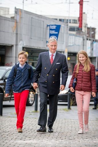 Le roi Philippe de Belgique avec Elisabeth et Gabriel à Bruxelles, le 1er septembre 2015