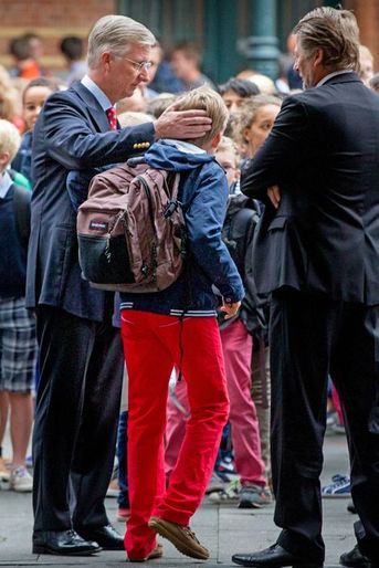 Le roi Philippe de Belgique avec le prince Gabriel à Bruxelles, le 1er septembre 2015
