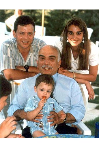 Rania avec le roi Abdallah, le prince Hussein dans les bras du roi Hussein en 1995