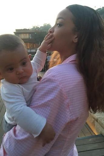 Rihanna avec un enfant de sa famille