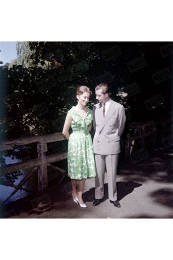 « Pendant qu’elle se promène avec Albert dans le parc de Laeken, Paola aperçoit nos reporters devant la grille. Elle les reconnaît pour les avoir déjà vus à Rome. Alors, se penchant à l’oreille de son fiancé, elle lui demande une faveur : faire ouvrir les grilles un instant pour eux. Et c’est ainsi que notre photographe a pu prendre ces images de la promenade des amoureux. » - Paris Match n°534, samedi 4 juillet 1959.