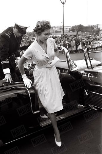 Le Prince Albert et sa fiancée Paola lors de leur « joyeuse entrée » à Bruxelles, le 7 juin 1959.