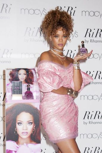 Rihanna, en rose bonbon pour la promotion de son parfum "RiRi" à New York