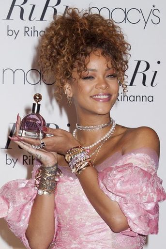Rihanna, en rose bonbon pour la promotion de son parfum "RiRi" à New York