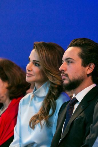 Le prince Hussein de Jordanie avec son mère la reine Rania, le 25 janvier 2018
