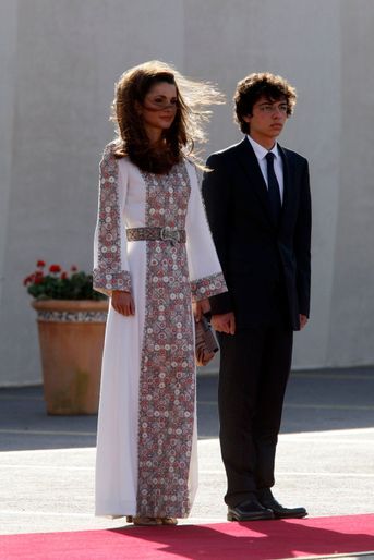 Le prince Hussein de Jordanie avec son mère la reine Rania, le 25 mai 2011