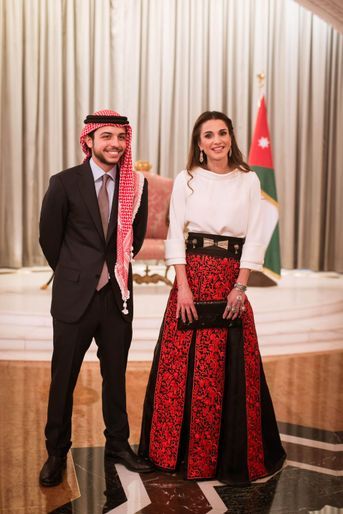Le prince Hussein de Jordanie avec son mère la reine Rania, le 25 mai 2015