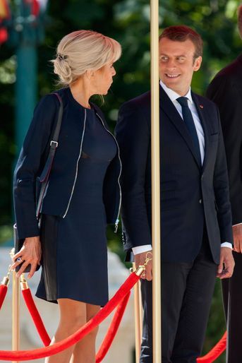 Emmanuel Macron et son épouse Brigitte lors de la cérémonie d'accueil au palais Cotroceni à Bucarest.