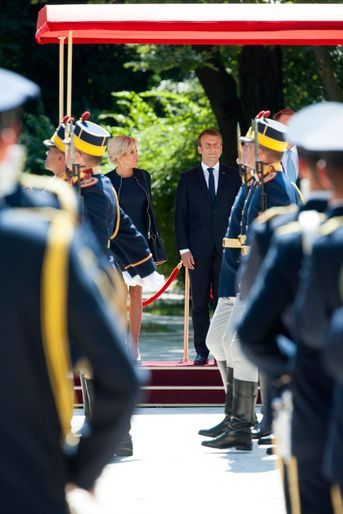 Emmanuel Macron et son épouse Brigitte lors de la cérémonie d'accueil au palais Cotroceni à Bucarest.