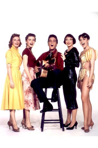 Hollywood lui ouvre ses portes et Elvis Presley enchaîne les films, comme ici sur le tournage de "King Créole" de Michael Cukor, en 1958.