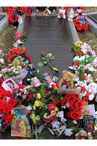 Le 16 août 1977, son corps est retrouvé sans vie dans sa propriété de Graceland, à Memphis. La cause de sa mort serait une arythmie cardiaque provoquée notamment par une prise excessive de médicaments. Enterré parmi les siens, Elvis Presley fait l'objet d'un pélerinage de ses fans qui chaque année fleurissent sa tombe.