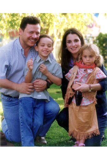 Rania avec le roi Abdallah et le prince Hussein et la princesse Iman en 2000