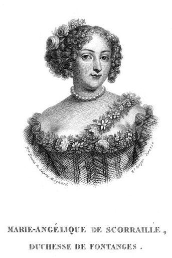 La duchesse de Fontanges (1661-1681), l’une de ses favoritesMarie-Angélique de Scorraille de Roussille, duchesse de Fontanges, née en juillet 1661, n’a que 17 ans quand elle arrive à la cour. Sa grande beauté donne une idée à Madame de Montespan, alors favorite en titre de Louis XIV. Pour détourner le roi de Madame de Maintenon qu’elle considère –à juste titre- comme une sérieuse rivale, Athénaïs met dans les bras du souverain, alors âgé de 40 ans, la toute jeune Marie-Angélique. Seul hic, cela marche trop bien, le roi Soleil tombant fou amoureux de sa nouvelle maîtresse au grand désarroi de l’instigatrice de leur rapprochement. Leur idylle ne sera cependant que de courte durée, le roi s’étant lassé dit-on de la demoiselle, en raison de son manque d’esprit.Retirée à l’abbaye de Chelles, la duchesse de Fontanges y meurt le 28 juin 1681, juste avant son 20e anniversaire.