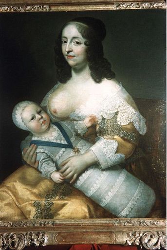 Et toutes les autres !Louis XIV eut bien d’autres maîtresses que Madame de Montespan, la duchesse de Fontanges et Madame de Maintenon. Certaines, officielles, ont laissé leur nom dans l’histoire, beaucoup sans doute sont restées anonymes. D’autant que si l’on en croit sa belle-sœur, la princesse palatine Charlotte-Élisabeth de Bavière, épouse de Philippe d’Orléans, les conquêtes féminines de Louis XIV se comptaient à la pelle et celui-ci n’était pas regardant quant à l’origine sociale de ces dames et demoiselles. «Le roi était galant, mais souvent débauché; tout lui  était bon, pourvu que ce fussent des femmes; paysannes, filles de jardiniers, femmes de chambre, dames  de qualité, pourvu qu&#039;elles fissent seulement semblant  d&#039;être amoureuses de lui», écrivait-elle en effet en décembre 1718, trois ans après le décès du souverain. Il faut dire qu’elle devaient être nombreuses à la cour de Versailles à minauder pour tenter d’attirer l’attention du monarque et plus si affinités.Et parmi les femmes qui ont occupé une place importante dans la vie du roi Soleil, n’oublions pas ses nourrices, qu’il épuisait raconte-t-on par sa voracité. L’une d’entre elles, Elisabeth Ancel, épouse de Jean Longuet, seigneur de La Giraudière, a été peinte, à la tâche, le royal bambin emmailloté, comme il était de coutume, sur ses genoux.  