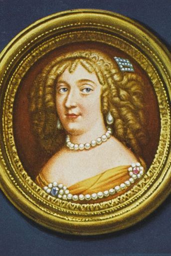 Madame de Maintenon (1635-1719), l’une de ses favorites puis sa seconde épouseC’est dans une prison, celle de Niort très exactement, que Françoise d’Aubigné (petite-fille du poète Agrippa d’Aubigné) voit le jour le 27 novembre 1635, son père y étant incarcéré pour dettes. Orpheline et sans le sou, elle se marie à 16 ans avec le poète Paul Scarron de 25 ans son aîné. Si celui-ci lui apporte un énorme bagage culturel et fait d’elle la reine de son salon parisien du Marais, fréquenté par les écrivains de l’époque, il ne lui laisse malheureusement que des dettes à sa mort en 1660. D’abord titulaire d’une pension de la reine mère Anne d’Autriche, puis du roi, la jeune femme, qui s’est liée d’amitié avec Françoise Athénaïs de Montespan, devient en 1670 la gouvernante des enfants illégitimes et cachés de celle-ci et de Louis XIV. En 1675, toujours sur les conseils de la marquise de Montespan, le roi Soleil lui octroie le titre de Madame de Maintenon, puis cinq ans plus tard la charge de «dame d’atour» de la Dauphine. Françoise d’Aubigné ne se contentera pas de cela. Elle saura séduire le roi<br />
, au point de l’inciter à faire d’elle non seulement sa maîtresse, mais aussi son épouse secrète après le décès de la reine Marie-Thérèse d’Autriche.Madame de Maintenon meurt le 15 avril 1719, 3 ans et demi après Louis XIV, à l’âge de 83 ans.