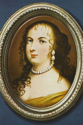 Marie-Thérèse d’Autriche (1638-1683), sa première femmeComme Anne d’Autriche, Marie-Thérèse d’Autriche est une princesse espagnole de la maison des Habsbourg. Elle est l’une des filles du roi Philippe IV d’Espagne et d’Élisabeth de France dont le père n’est autre qu’Henri IV. Marie-Thérèse est donc une cousine doublement germaine de Louis XIV, ce qui ne l’empêche nullement de l’épouser le  9 juin 1660. Née le 10 septembre 1638, cinq jours après le roi Soleil, elle a de fait le même âge que ce dernier lors de leurs noces: 21 ans. Marie-Thérèse donnera six enfants à Louis XIV en dix ans. Un seul, Louis, l’aîné, atteindra l’âge adulte. Reine de France durant un peu plus de 23 ans, la première épouse du roi Soleil meurt le 30 juillet 1683, à l’âge de 44 ans.