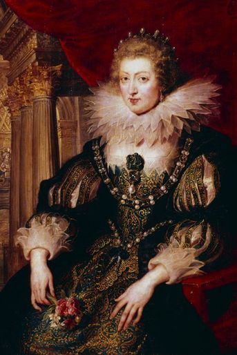 Mère, épouses, favorites, plusieurs femmes ont compté dans la vie de Louis XIV<br />
. Alors que l’on s’apprête à célébrer le 1er septembre prochain le tricentenaire du décès du roi Soleil, le Royal Blog de Paris Match vous rafraîchit la mémoire quant à ces dames.Anne d’Autriche (1601-1666), sa mèreComme son nom ne le laisse pas supposer, Anne d’Autriche est une princesse espagnole. Fille du roi Philippe III d’Espagne et de l’archiduchesse Marguerite d’Autriche-Styrie, elle est née le 22 septembre 1601 à Valladolid et a grandi au palais royal de l’Alcazar à Madrid. Le 18 octobre 1615, à 14 ans, elle épouse Louis XIII<br />
, qui a le même âge qu’elle mais est déjà roi de France et de Navarre. Il leur faudra attendre 23 années pour qu’enfin, de leur union, naisse un enfant. Louis-Dieudonné voit le jour le 5 septembre 1638, suivi de Philippe le 21 septembre 1640.Anne d’Autriche n’a que 41 ans lorsque Louis XIII meurt le 14 mai 1643. Louis XIV monte alors sur le trône de France. Mais le petit garçon n’a même pas 5 ans. Sa mère assurera alors la Régence. Et ce jusqu’au 7 septembre 1651.Louis XIV a seulement 27 ans lorsqu’il perd sa mère, Anne d’Autriche étant décédée d’un cancer du sein le 20 janvier 1666. 