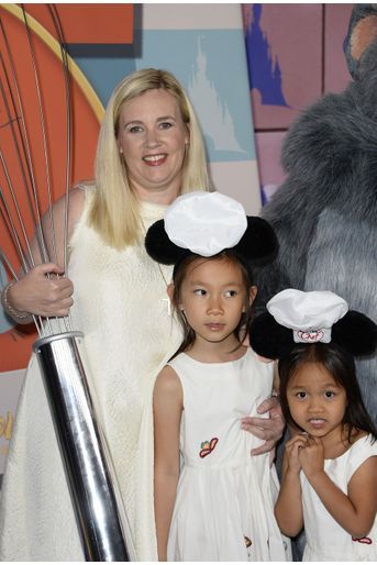 Hélène Darroze a adopté ses deux filles au Vietnam : Charlotte (en 2007) et Quitterie (en 2009).