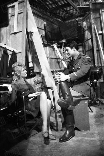 Brigitte Bardot et Jacques Charrier sur le tournage «Babette s'en va-t-en guerre» en janvier 1959.