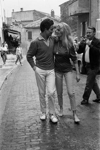 La lune de miel de Brigitte Bardot et Jacques Charrier, sur la Côte d'Azur, en juin 1959.