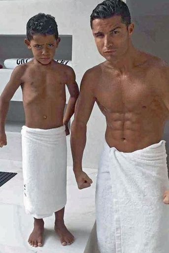 Le footballeur Cristiano Ronaldo et Cristiano Jr, 5 ans : «Tel père, tel fils»