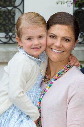 La princesse Victoria de Suède et la princesse Estelle, le 14 juillet 2015
