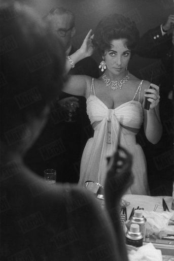 Elizabeth Taylor rend visite à son futur mari Eddie Fisher, dans les loges du casino-hôtel Tropicana de Las Vegas, en avril 1959. 