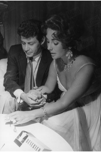 Un mois avant leur mariage, Elizabeth Taylor et Eddie Fisher s'affichent ensemble, malgré la controverse. En avril 1959, l'actrice va écouter le chanteur au casino-hôtel Tropicana de Las Vegas.