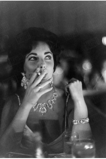 Elizabeth Taylor va écouter son futur mari Eddie Fisher au casino-hôtel Tropicana de Las Vegas, en avril 1959. 