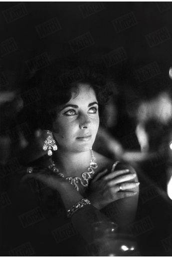 Elizabeth Taylor va écouter son futur mari Eddie Fisher au casino-hôtel Tropicana de Las Vegas, en avril 1959. 