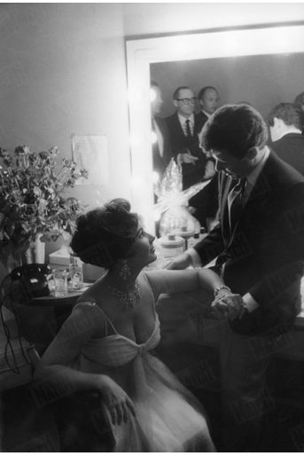 Elizabeth Taylor rend visite à son futur mari Eddie Fisher, dans les loges du casino-hôtel Tropicana de Las Vegas, en avril 1959. 