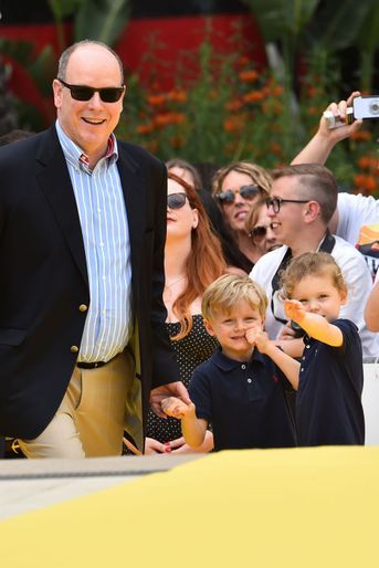 Le prince Albert II de Monaco avec ses jumeaux la princesse Gabriella et le prince héréditaire Jacques à Monaco, le 16 juin 2019