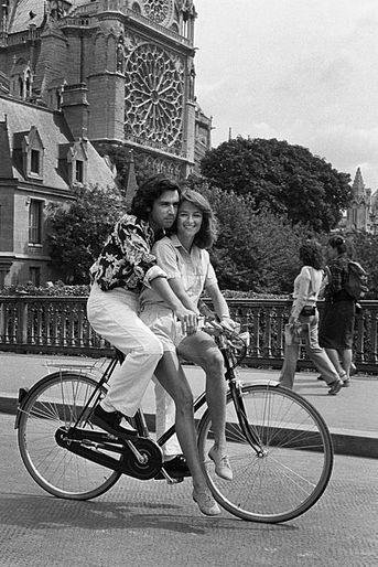 Août 1980. Vacances à Paris pour Jean-Michel Jarre et son épouse Charlotte Rampling. Promenade romantique à vélo autour de Notre-Dame. Ils se sont mariés en 1978 et divorceront en 1997.
