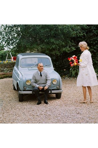 Georges Pompidou et son épouse Claude dans la cour de leur maison d'Orvilliers, dans les Yvelines, en juin 1969.