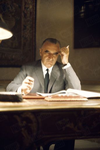 Le Premier ministre Georges Pompidou travaillant le soir à son bureau, à l'hôtel Matignon, durant les évènements de mai 68.
