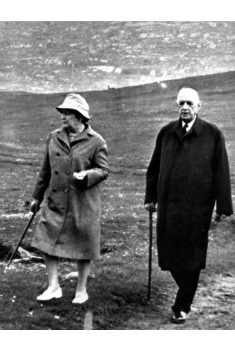 Charles de Gaulle et son épouse Yvonne lors d&#039;une balade dans la campagne, près de Sneem, en Irlande, le 17 mai 1969.