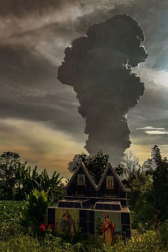 Le volcan Sinabung en éruption, le 9 juin 2019.