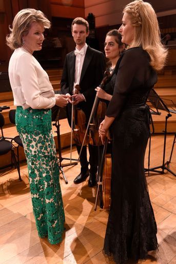 La reine des Belges Mathilde avec des musiciens qui accompagnent les candidats du Concours reine Elisabeth à Bruxelles, le 11 mai 2019