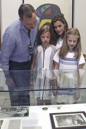 La reine Letizia et le roi Felipe VI d&#039;Espagne avec les princesses Leonor et Sofia à Sóller, le 6 août 2017