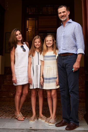 La reine Letizia et le roi Felipe VI d&#039;Espagne avec les princesses Leonor et Sofia à Sóller, le 6 août 2017