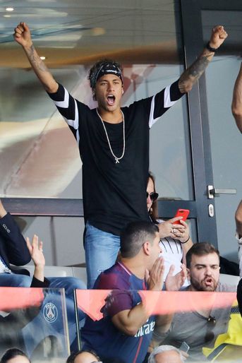 Neymar réagit aux prouesses de sa nouvelle équipe 