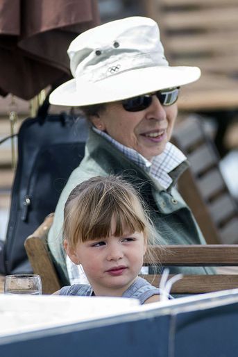 Mia Tindall avec sa grand-mère la princesse Anne à Gatcombe Park, le 6 août 2017
