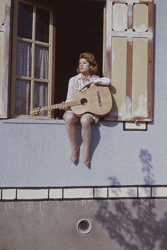 Assise sur le rebord de la fenêtre de sa maison de Brunoy, une guitare dans les bras. La chanteuse a 16 ans